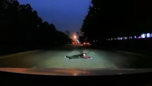 惊险爆料视频,惊险瞬间！揭秘爆料视频背后的惊心动魄